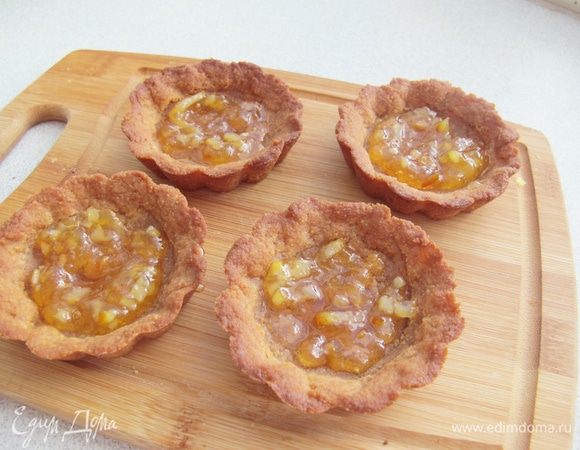 На дно корзиночек выкладываем апельсиновый или клюквенный джем.