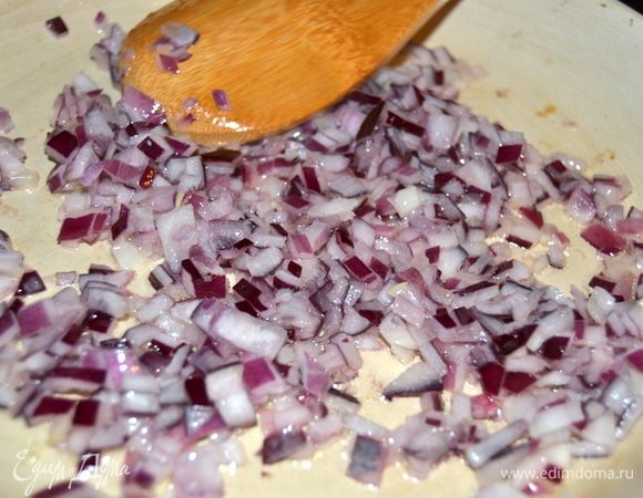 Лук слегка обжарить на  небольшом количестве масла.