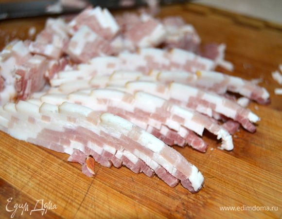 Нарезать бекон.