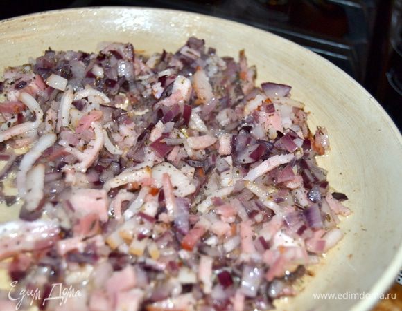 Добавить бекон и тимьян к луку. Готовить пока бекон не поджарится. Отставить охлаждаться.