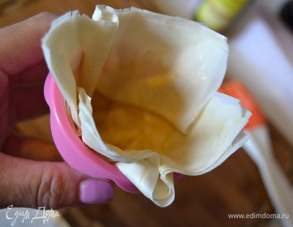 Формочки смазать маслом.Укладываем тесто в формы для кексов.Прижимаем тесто к стенкам формы.