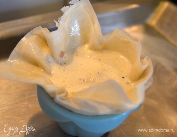 Заливаем сливочно-яичной  смесью. Свободные концы теста смазать маслом. Отправляем в разогретую до 180 гр. духовку. 