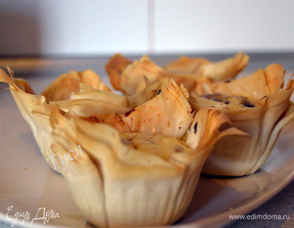 Выпекаем в течении 30 минут или до готовности заливки. Украсить зеленью и подавать. Хорошо сочетается с летним овощным салатом. А я люблю просто вместо бутерброда с чашечкой кофе на завтрак например))