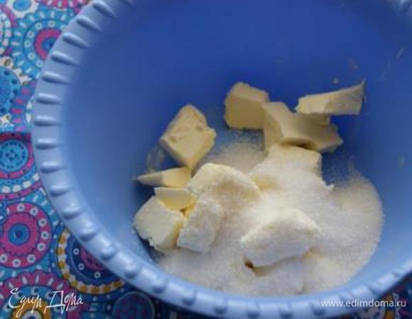 Готовим тесто. Холодное масло порубить на кусочки, смешать с сахаром.