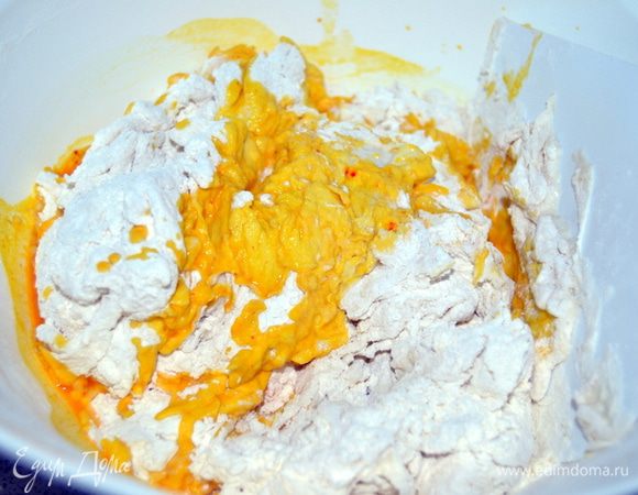 Смешать муку с дрожжами,втирая их в муку кончиками пальцев.Добавить соль и воду в которой предварительно был замочен шафран.