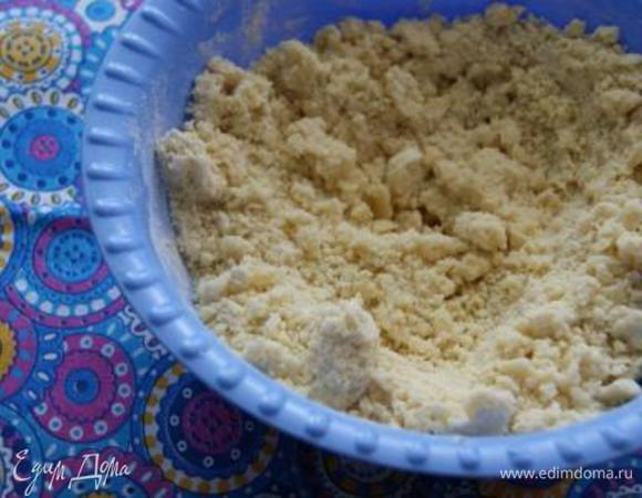 Добавить миндальную и пшеничную муку, перемешать в крошку.
