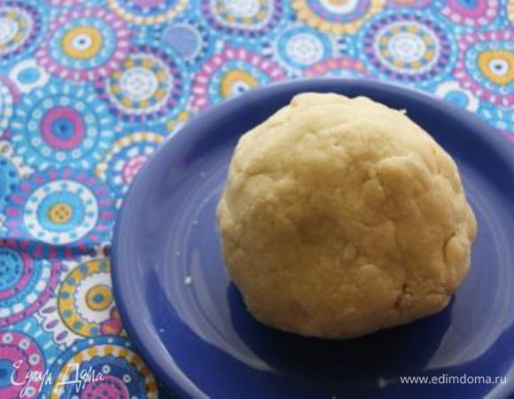 Добавить яйцо, замесить тесто.