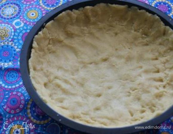 Тесто выложить в форму, отправить в холодильник на 1 час. Выпекать при 170 гр. 15 минут.