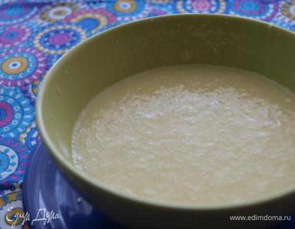 Приготовить ганаш. Сливки довести до кипения, убрать с огня. Добавить шоколад, хорошо перемешать до однородности.