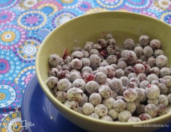 Ягоду смешать с крахмалом.
