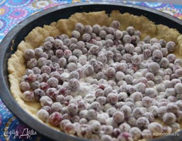 Выложить ягоду на основу.