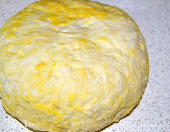 Вымесить тесто не добавляя муки.Собрать в шар.Миску присыпать мукой и положить туда тесто.Накрыть полотенцем и убрать на час в теплое место.Без сквозняков!!!