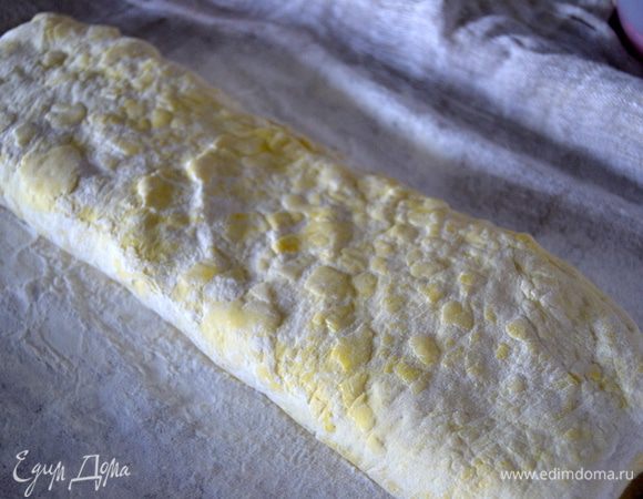 Третью часть теста так же завернуть.Получится трехслойная полоска теста.