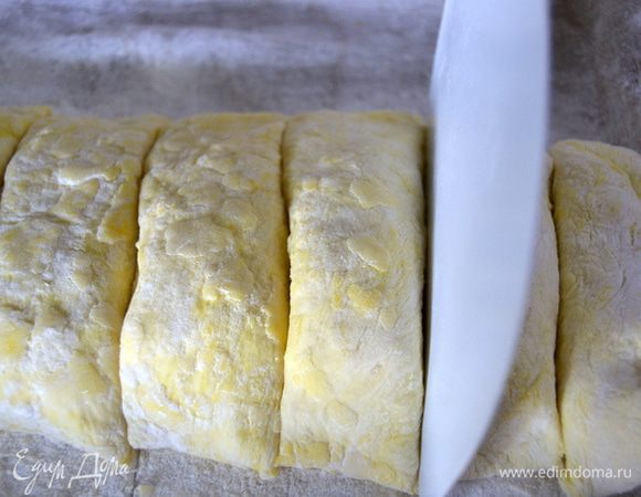 Нарезать на 9-10 брусочков.