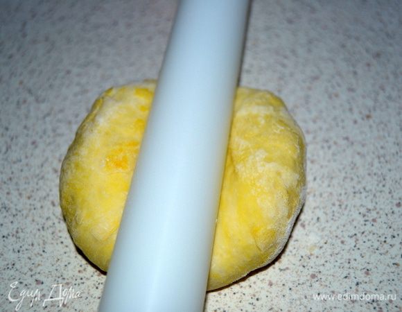 По середине шарика делаем вмятинку скалкой.Прикладываем по центру и надавливаем.