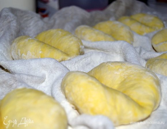 Раскладываем булочки обратно на противень и делаем складки из полотенца между ними.Накрыть вторым полотенцем и оставить на 45 минут.Затем посыпаем кумином.Я смазала верх булочек разболтанным яйцом,без него кумин не прилипал.