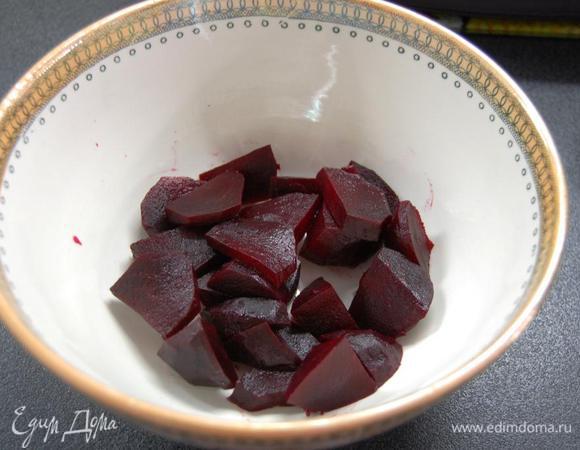 Свеклу отвариваем или запекаем до готовности. Остужаем до комнатной температуры.
Свеклу чистим, нарезаем любым удобным способом. 