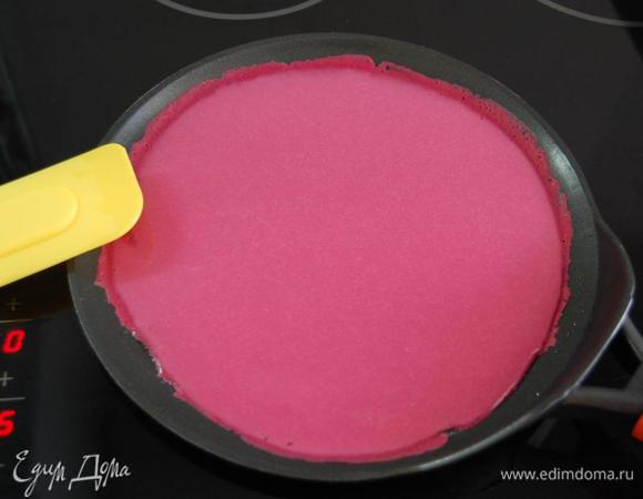 Изначально, сковороду разогреваем хорошо, НО блины выпекаем на среднем огне. (Если огонь будет большим, то блины не успеют пропечься и будут "рваться" при переворачивании).