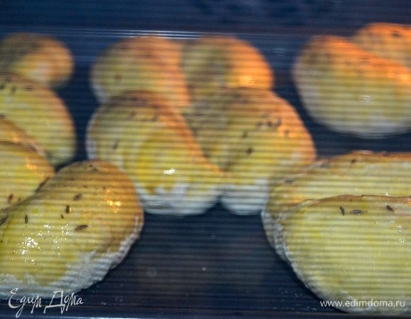 Духовку разогреть до 250гр.Опрыскать водой из пульверизатора и быстро загрузить булки.Температуру убавляем до 220гр.