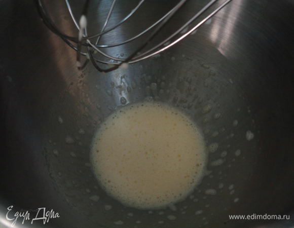 Взбить яйцо.