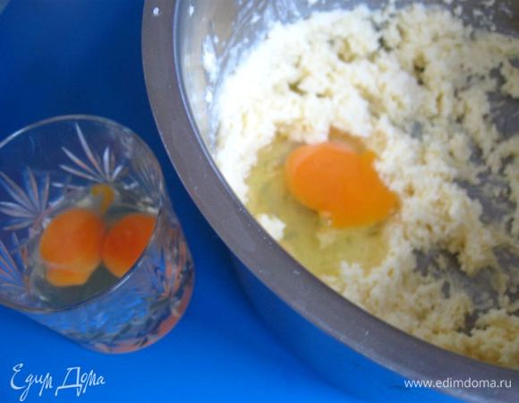 Масло растереть с сахаром до  светлого цвета. Взбить миксером, постепенно  добавляя  яйца. 