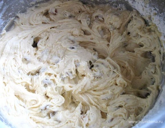 Муку просеять вместе с разрыхлителем. Всыпать  муку. Перемешать миксером на малой скорости до получения густой массы.

