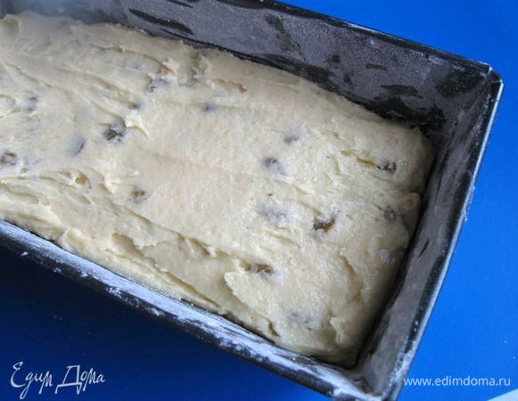 Выложить  ее в смазанную маслом и посыпанную мукой форму размером 10 х 20 см. Разровнять верх с помощью лопаточки.