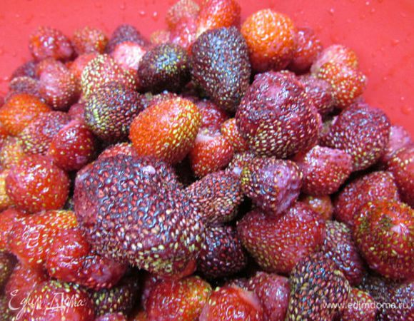 Очистите клубнику от плодоножек. Хорошо промойте под водой (у меня фильтрованная). 