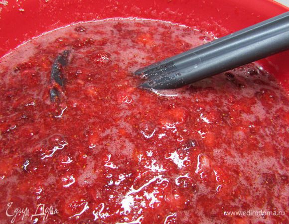 Хорошо разомните клубнику вместе с сахаром. И оставьте при комнатной температуре на сутки, при этом несколько раз помешивая. Может быть, придётся подержать и побольше, надо чтобы весь сахар растворился. 