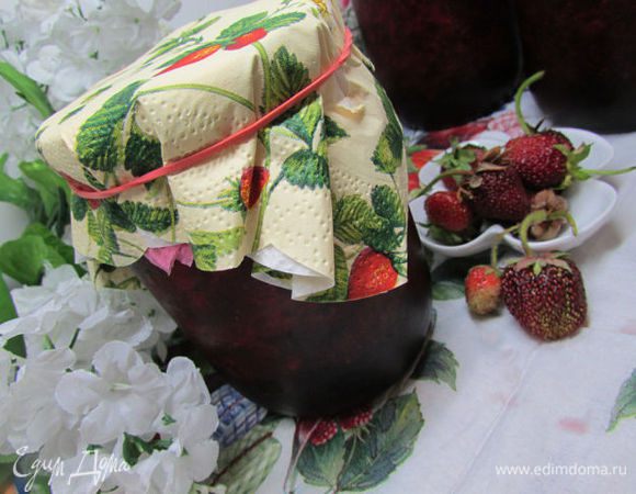 Баночки простерилизуйте (из этой порции выходит 4 пол-литровки). Разложите клубнику в баночки и накройте пищевой салфеткой. Закрепите салфетку с помощью канцелярской резинки. Всё – отправляйте в холодильник (хранить только под салфеткой и только в холодильнике!!!!!) и всю зиму наслаждайтесь свежей ягодой.
Приятного аппетита! 