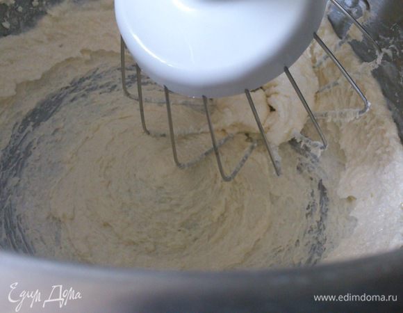 Размягченное масло взбить с сахаром.