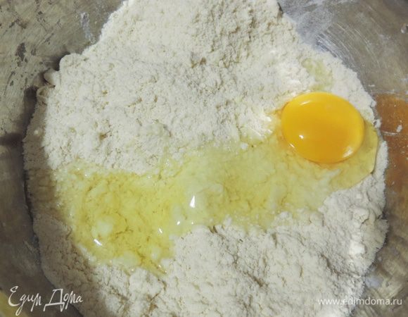 Начнем с приготовления теста. Холодный маргарин (при желании можно заменить маслом) растираем руками с мукой до образования крошки. Затем добавляем яйцо и замешиваем тесто.
