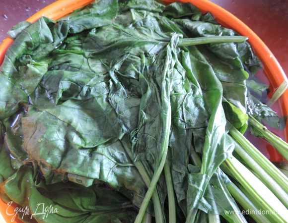 Шпинат зальем кипятком и оставим на 3-5 минут, затем откинем его на дуршлаг, чтоб стекла жидкость.