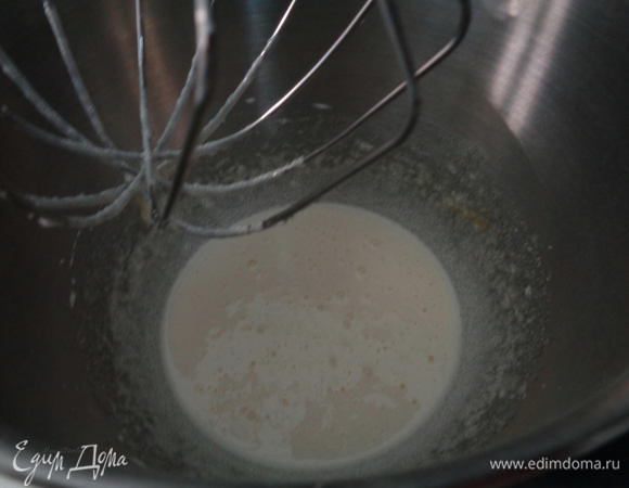 Постепенно вводим сахар и взбиваем до белой массы.