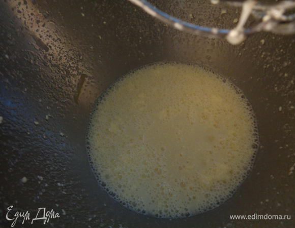 Добавляем мягкий маргарин и молоко.