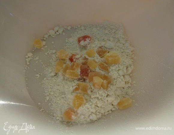 Часть муки оставить и обвалять в них цукаты ананаса, дыни и папайи. Можно заменить на цитрусовые цукаты, будут тоже очень вкусно.