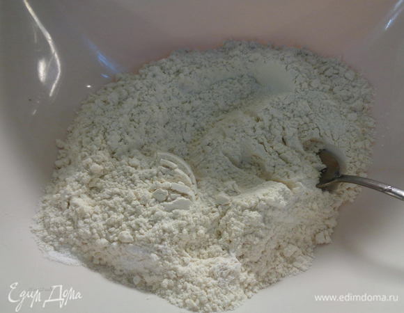 Смешать муку с разрыхлителем, добавить к тесту и взбить.