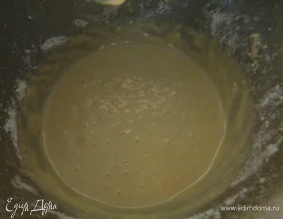 Добавить цукаты с оставшейся мукой к тесту и перемешать до однородного состояния. Тесто получится не густым, примерно как 10-15% сметана по консистенции.