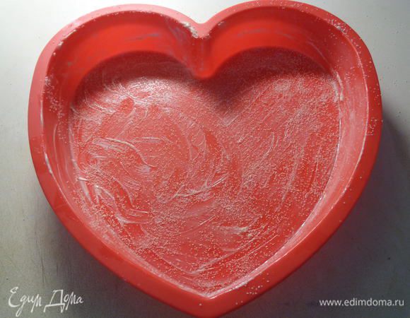 Смазать маслом и присыпать манкой форму для запекания. У меня силиконовая.