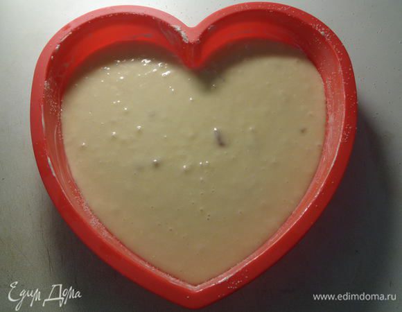 Выложить половину теста, распределив лопаткой по всей поверхности.