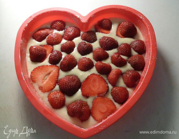 Выложить клубнику по спирали, заполнив все тесто.