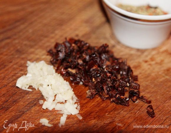 Нарезаем мелко чеснок и вяленый помидор.