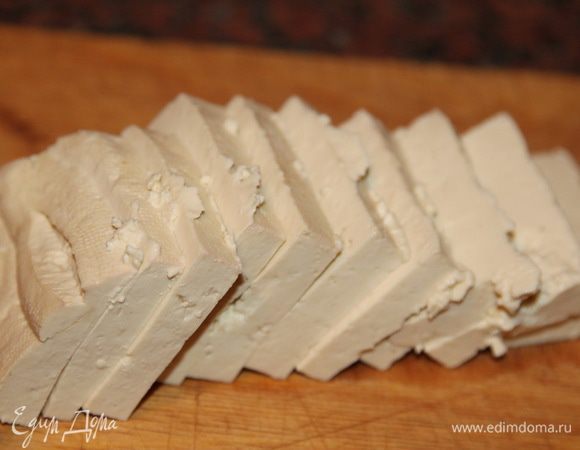 Сыр тофу нарезаем кусочками толщиной около 1 см.