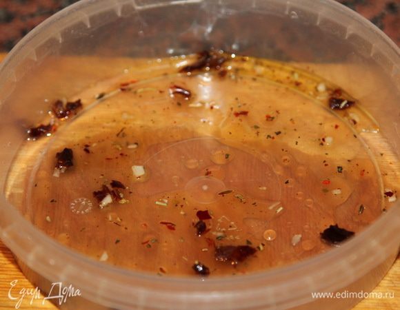 Берем лоток, на дно наливаем 1 столовую ложку.