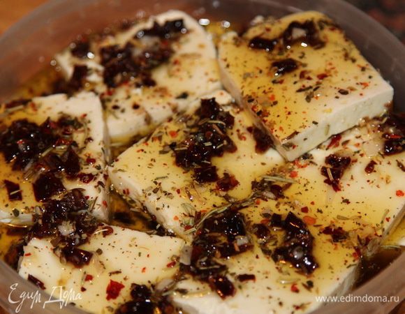 Таким образом выкладываем весь сыр, накрываем крышкой и отправляем мариноваться в холодильник на несколько часов.