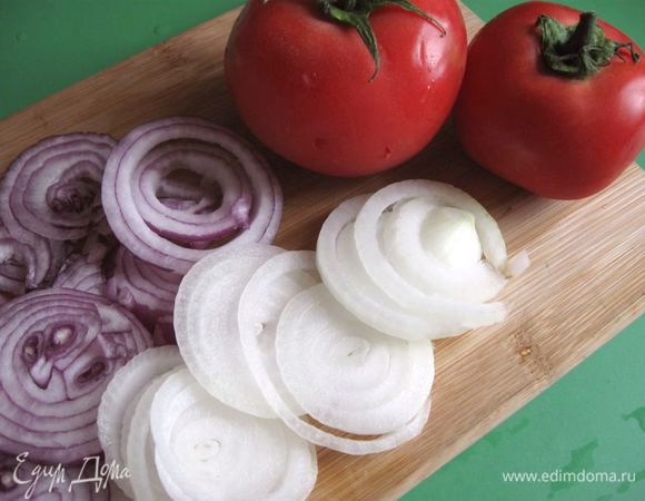 Помидоры помыть, лук ( я брала лук небольшого размера) почистить, порезать.