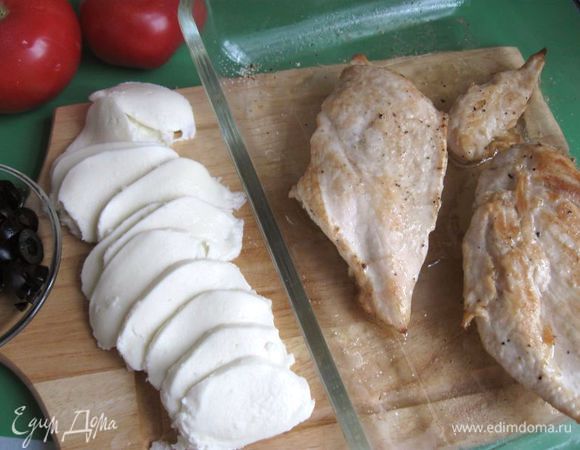 Куриное филе посолить, поперчить,  накрыть  пленкой, чуть-чуть отбить,  на  раскаленную  сковороду с оливковым маслом положить филе куриных грудок, обжарить с двух сторон, положить в стеклянную или керамическую форму для запекания, смазанную маслом, и отправить в разогретую до 200 градусов духовку на  10  минут.

