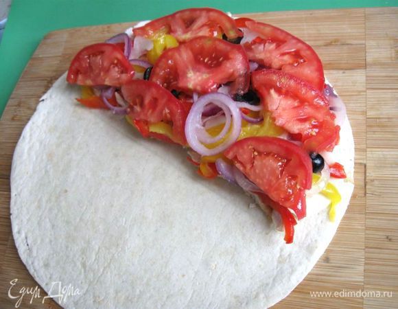 Лук, оливки, помидоры.