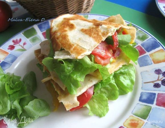 Разрезать тортилью пополам. Подавать горячей.