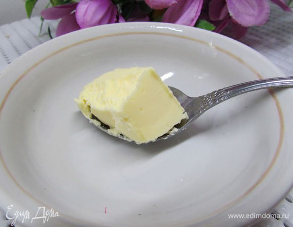 Затем берём кастрюлю с толстым дном, или небольшой чугунок, кладем на дно сливочное масло (вот такой кусочек).